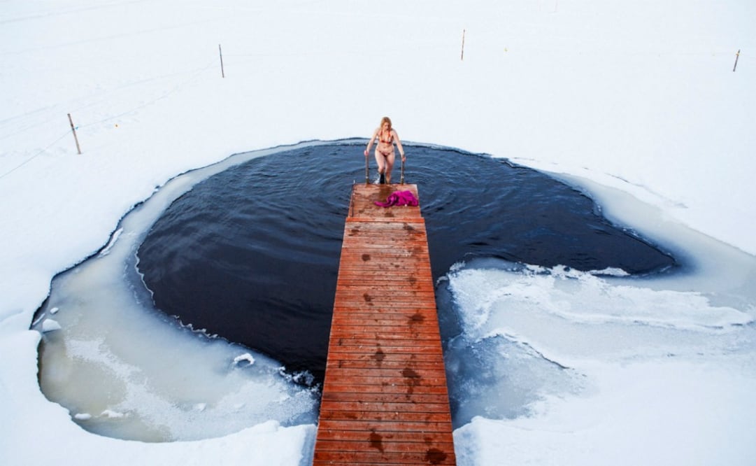 Un chapuzón en un lago congelado. (Foto: Visit Finland)