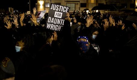 Protestas y altercados contra la violencia policial se esparcen por EU