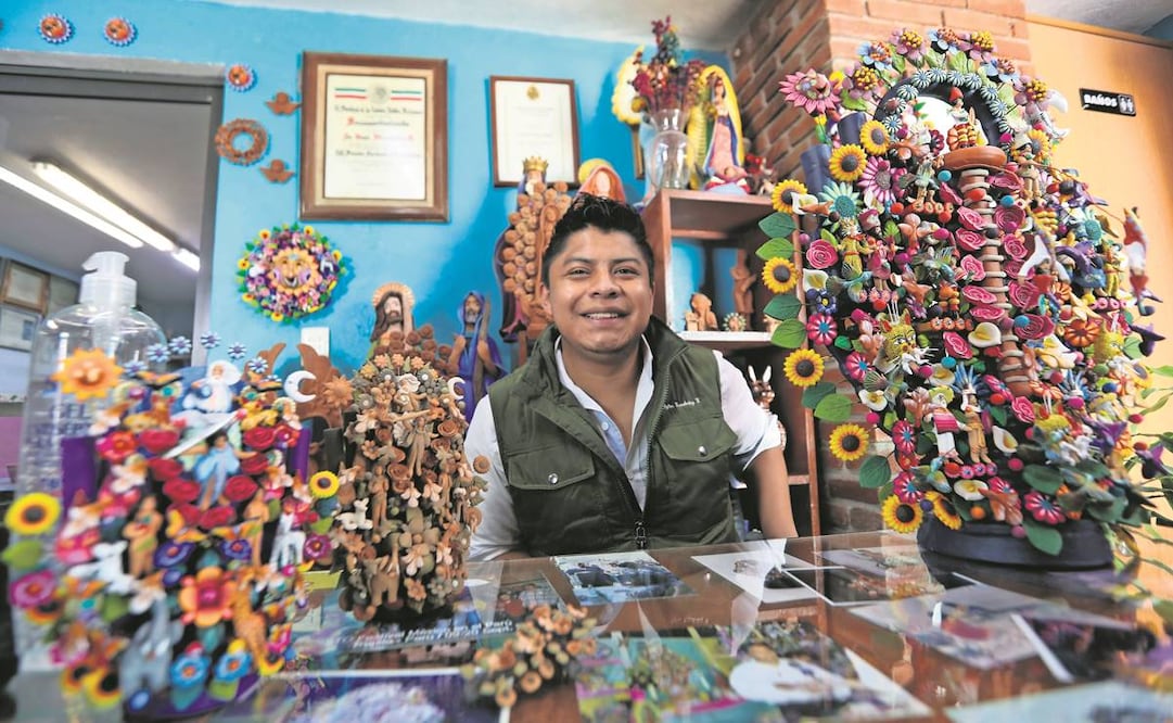 Dylan Hernández, ingeniero de profesión y diseñador de la joyería Suhuatl Chipahutl, desarrolló su línea de joyería, que consiste en moldear con una punta de maguey piezas de barro, que llegan a pesar hasta 15 gramos. Foto: Jorge Alvarado EL UNIVERSAL