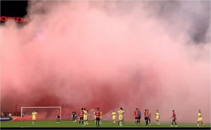 VIDEO: ¡INSÓLITO! Partido entre América y Guadalajara es suspendido unos minutos por uso de bengalas