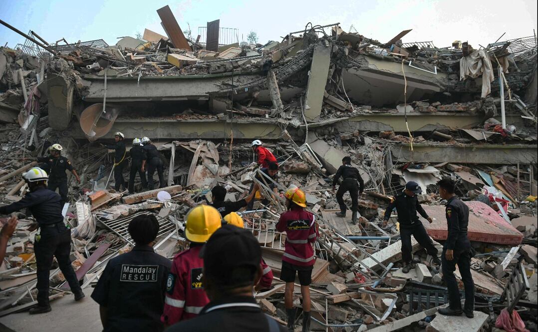 Rescatistas buscan supervivientes atrapados en el derrumbe del edificio Sky Villa Condominium en Mandalay, M yanmar, el 29 de marzo de 2025. Foto: AFP
