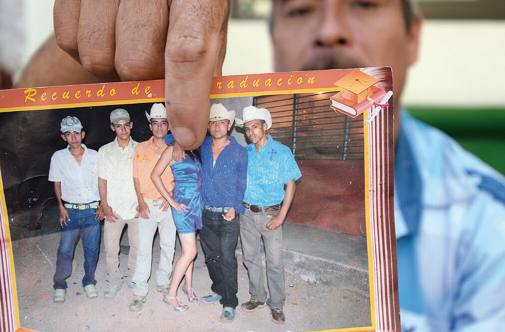 El padre de uno de los pescadores muestra una fotografía en la que están retratados algunos de los jóvenes de los que no se tienen pistas desde el pasado 3 de mayo