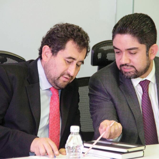 Cravioto y Tungüí, comisionados entrante y saliente para la reconstrucción, respectivamente, señalaron que entre los obstáculos jurídicos que enfrentan los damnificados están el liberar al inmueble de algún gravamen. Foto: ESPECIAL