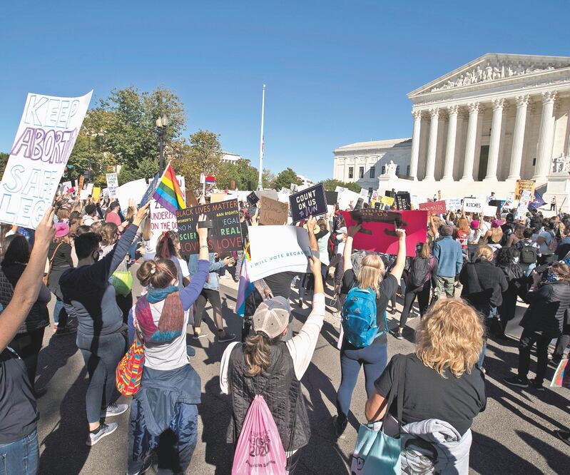 Manifestantes en Washington mostraron ayer letreros con leyendas como “Dump Trump” o “Trump/Pence: fuera ahora”. Foto: AP