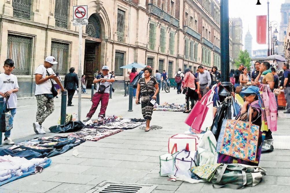 Estorbar en la vía pública es una de las faltas cívicas más cometidas. ARCHIVO EL UNIVERSAL