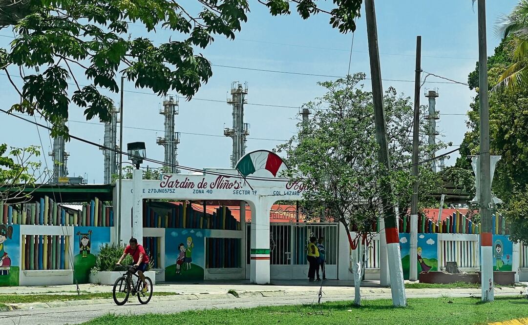 A escasos metros de la refinería Olmeca se encuentran dos escuelas —un kínder y una primaria— que han sido evacuadas al menos siete veces a causa de las nubes tóxicas. Foto: Luma López / EL UNIVERSAL