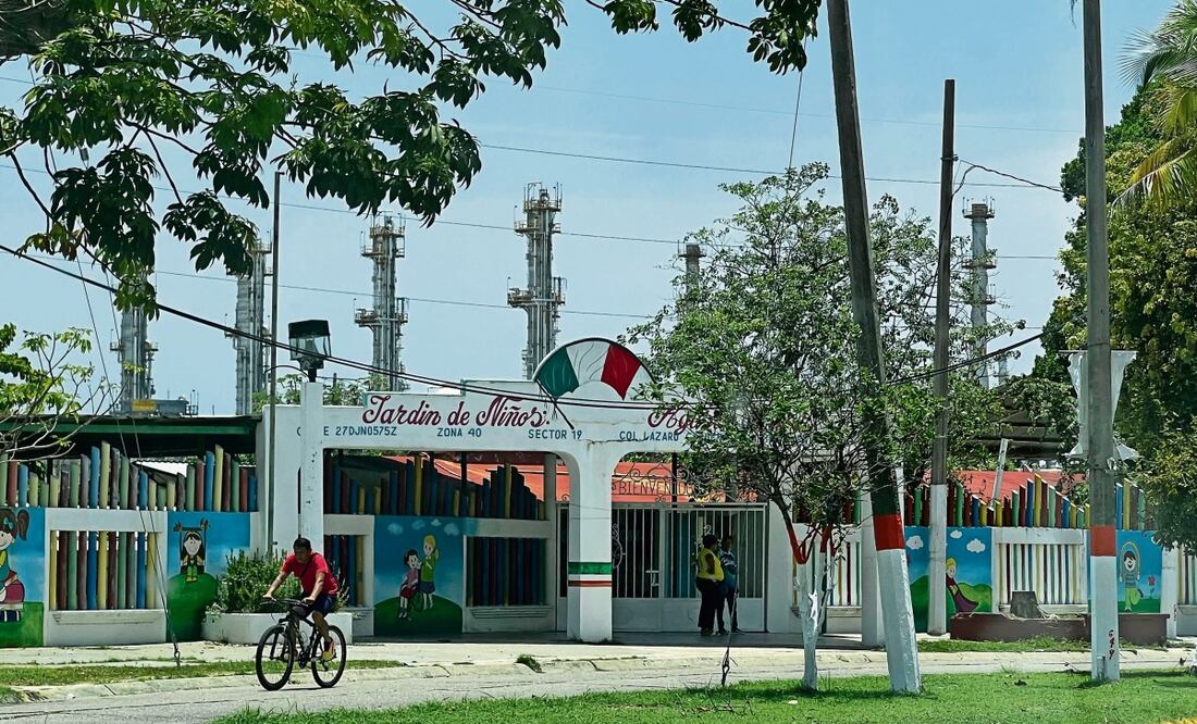A escasos metros de la refinería Olmeca se encuentran dos escuelas —un kínder y una primaria— que han sido evacuadas al menos siete veces a causa de las nubes tóxicas. Foto: Luma López / EL UNIVERSAL
