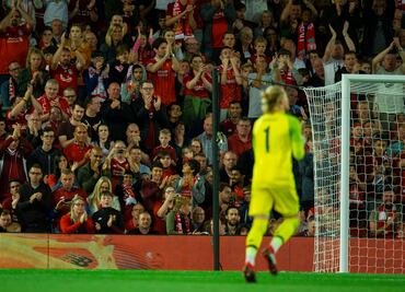 Loris Karius, ovacionado en su regreso a Anfield