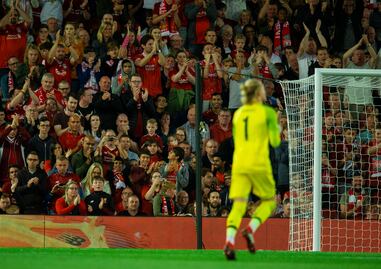 Loris Karius, ovacionado en su regreso a Anfield