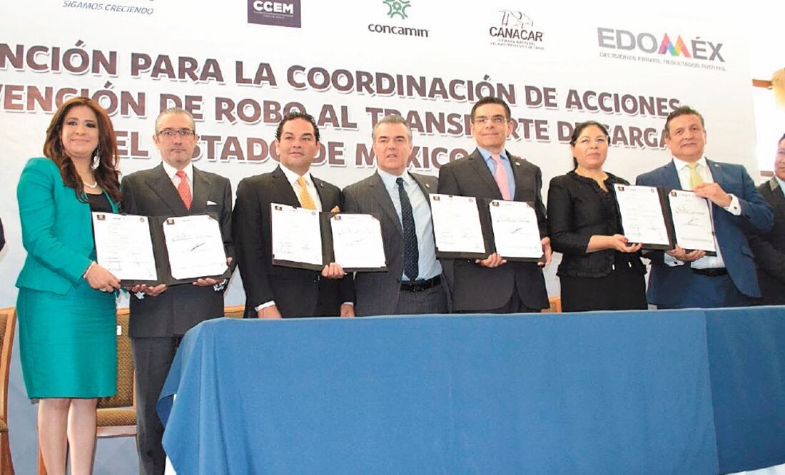 Durante el convenio con la Canacar, la secretaria de Seguridad mexiquense, Maribel Cervantes (segunda de der. a izq.), reconoció que asaltan hasta 100 camiones por semana. Foto: ESPECIAL