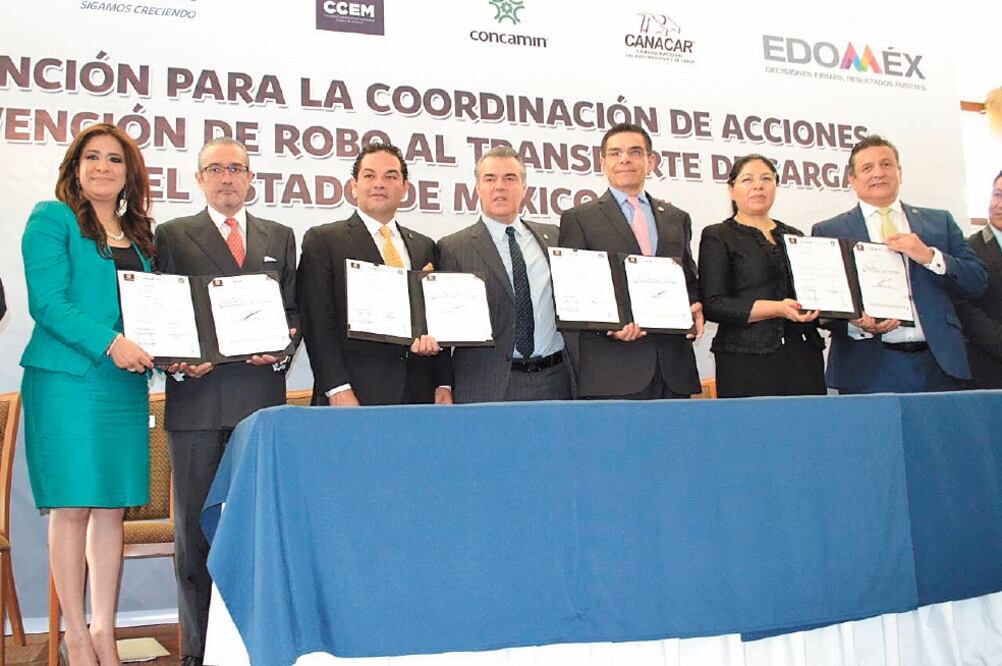 Durante el convenio con la Canacar, la secretaria de Seguridad mexiquense, Maribel Cervantes (segunda de der. a izq.), reconoció que asaltan hasta 100 camiones por semana. Foto: ESPECIAL