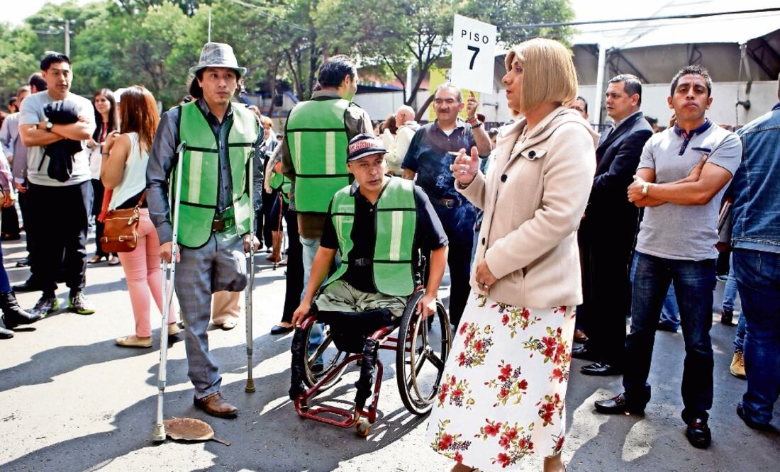 En el simulacro para discapacitados, que se llevó a cabo en la Secretaría del Trabajo, participaron Fabián Bocanegra y Mauricio Balcazar, empleados (LUCIA GODINEZ . EL UNIVERSAL)