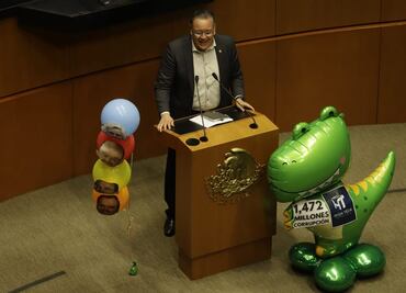 En debate de Xóchitl, senador de Morena rompe botarga y globos alusivos a la oposición