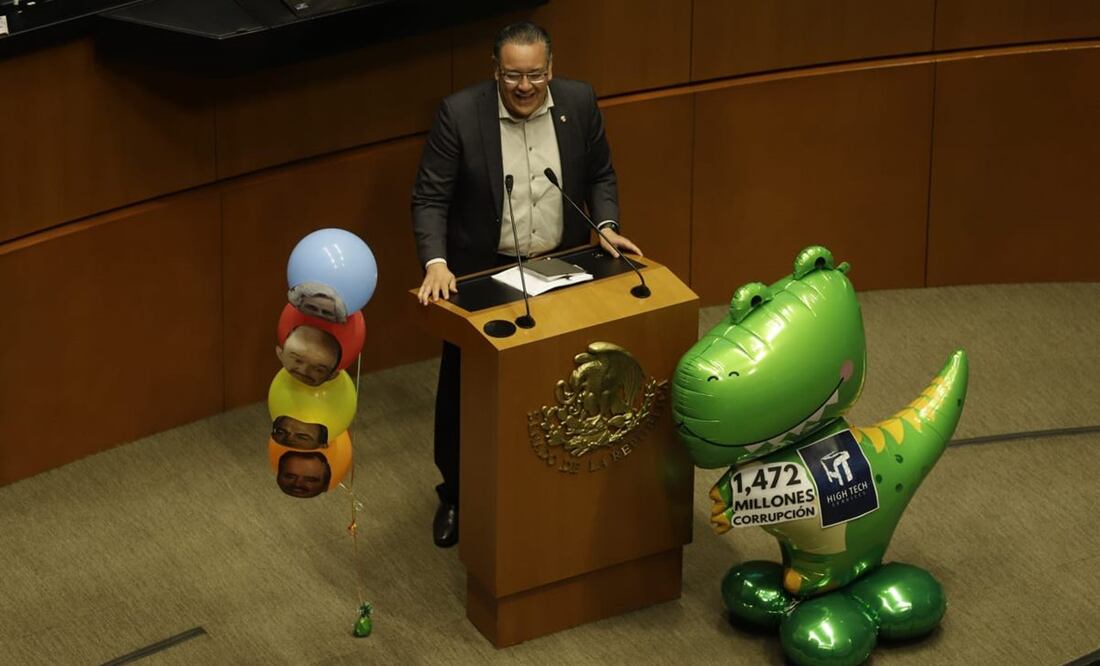 Gabriel Hernández de Morena exhibió una botarga-dinosaurio verde en la Comisión Permanente del Senado. Foto: Fernanda Rojas/ EL UNIVERSAL