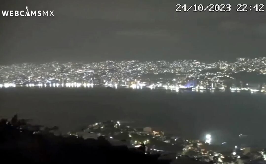 El Servicio Meteorológico Nacional informó que el huracán se degradó durante la madrugada a categoría 4, horas después bajó a categoría 2 y actualmente continúa sobre tierra en Acapulco. FOTO: tomada de @webcamsdemexico, en X