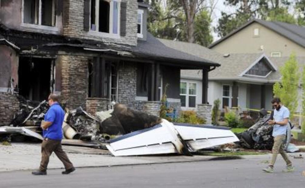 Hombre estrella avioneta contra su casa en EU tras agredir a su esposa