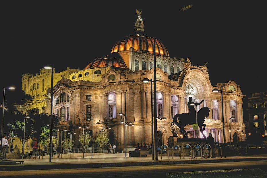 El Palacio de Bellas Artes resguarda murales y exposiciones que pueden recorrerse de martes a domingo. Foto: Unsplash