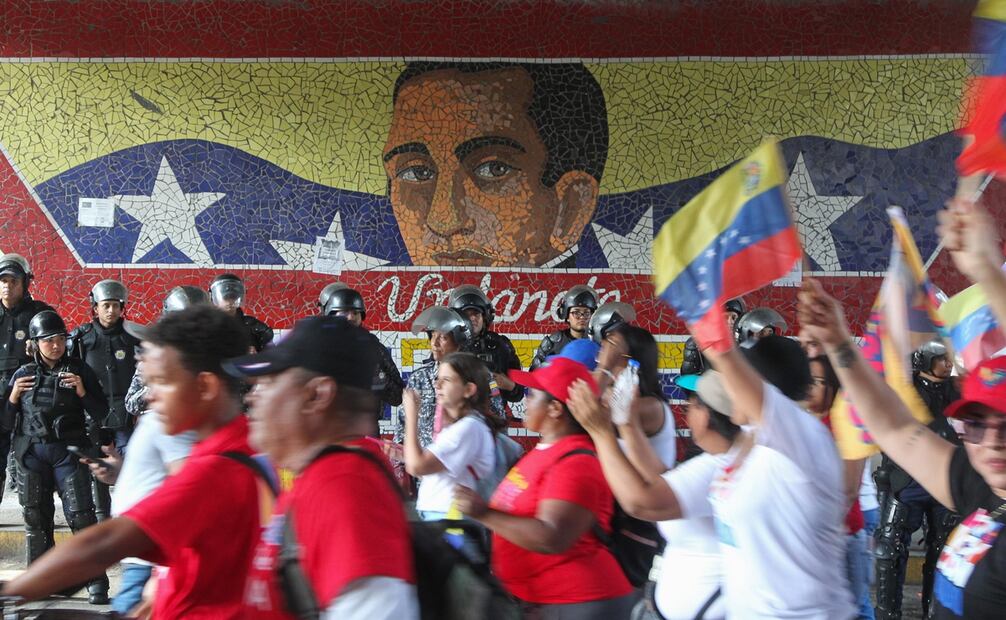 Empleados públicos participan en una marcha en apoyo al presidente de Venezuela Nicolás Maduro este miércoles, en Caracas (Venezuela). Foto: EFE/ Manuel Díaz