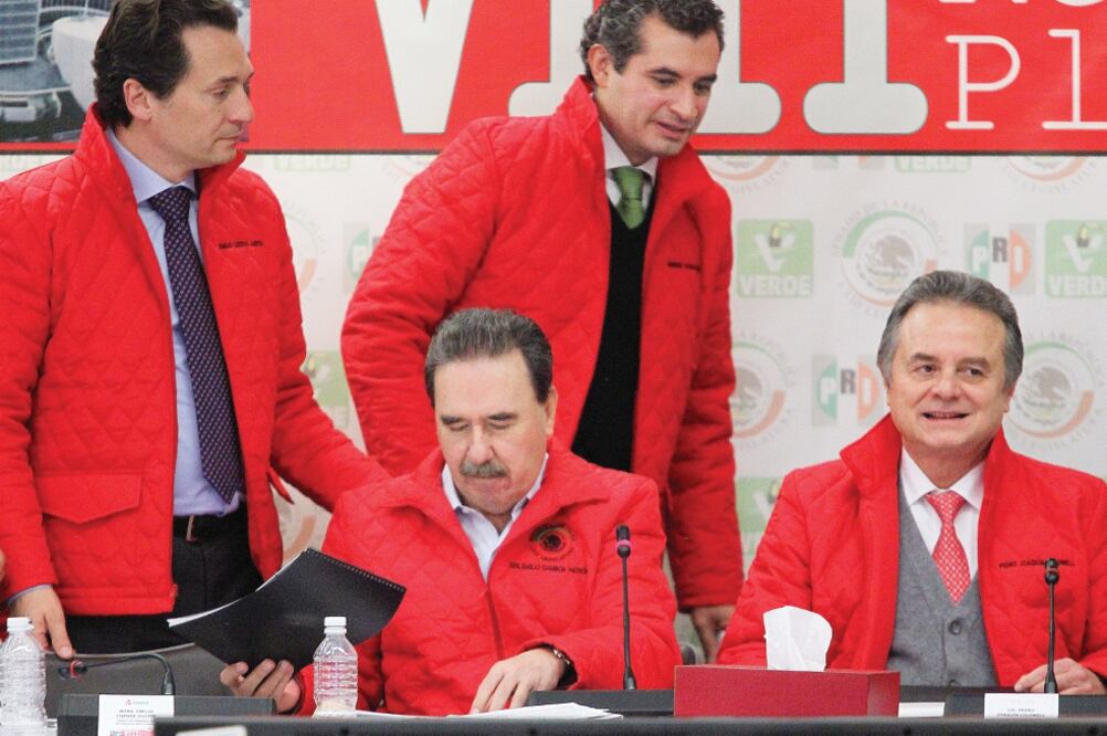 Emilio Lozoya, titular de Pemex; Emilio Gamboa, senador del PRI; Pedro Joaquín Coldwell, secretario de Energía. Atrás, Enrique Ochoa Reza, directo r de la Comisión Federal de Electricidad (LUCÍA GODÍNEZ. EL UNIVERSAL)