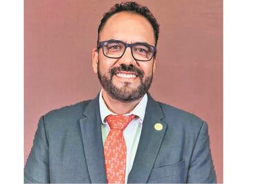 Morenista “tira rostro” con un espectacular en cada esquina