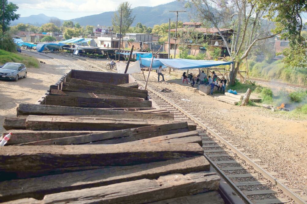 En Lázaro Cárdenas, Michoacán, los maestros de la Coordinadora mantienen bloqueadas las vías del tren, donde han instalado diversos campamentos y colocado troncos de árboles (RODOLFO AYALA. EL UNIVERSAL)