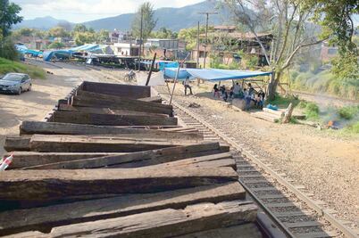 Otra vez bloquean vías en Lázaro Cárdenas, Michoacán