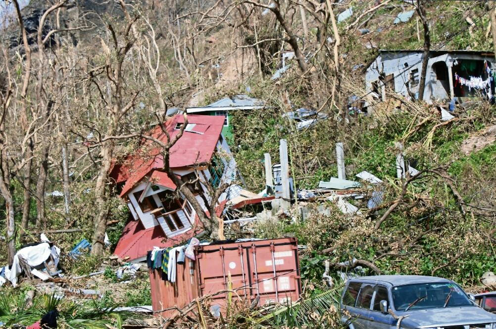 Una casa quedó ladeada luego del embate del huracán María en Roseau, la capital de la isla de Dominica, donde hay al menos 15 muertos (CARLISLE JNO BAPTISTE. AP)