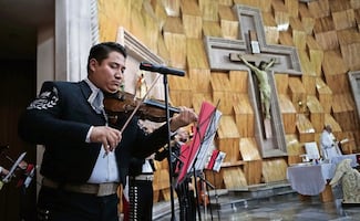 Juan Gabriel vuelve entre mariachis y un “Amor eterno”