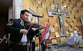 Juan Gabriel vuelve entre mariachis y un “Amor eterno”