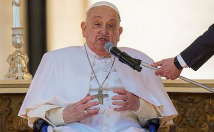 El papa Francisco hace otra aparición sorpresa; saluda a restauradores de tumbas papales en Basílica de San Pedro