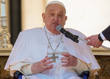 Papa Francisco se reúne con el rey de Inglaterra; es su primer encuentro desde que salió del hospital