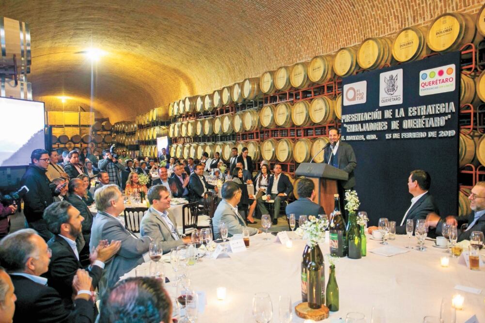 El gobernador de Querétaro, Francisco Domínguez, se reunió con empresarios queretanos y los cónsules de Francia, Italia y España para presentar su programa en materia de turismo.