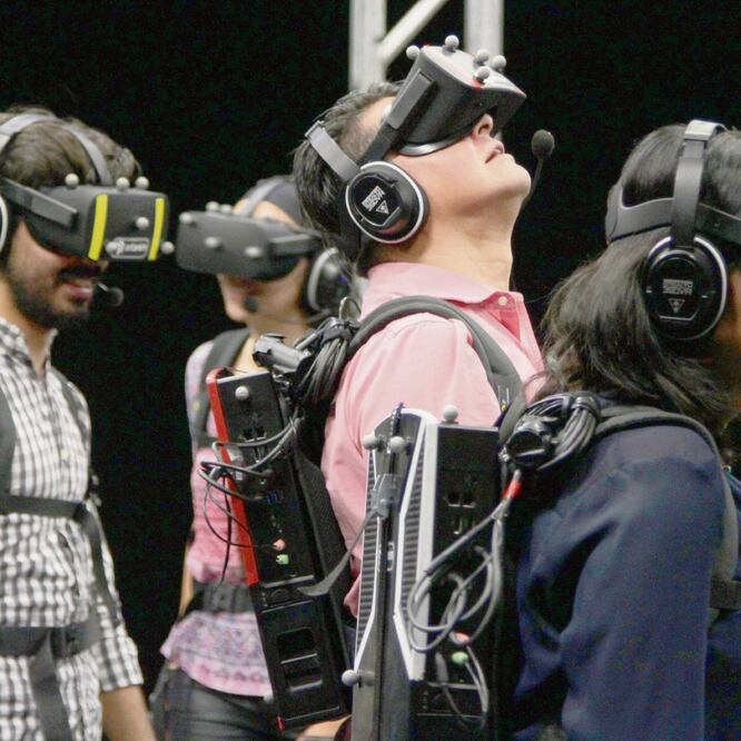 Los participantes exploran la coreografía virtual mediante visores. Foto: CARLOS MEJÍA. EL UNIVERSAL