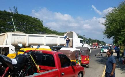 Constructor realiza bloqueos en Juchitán