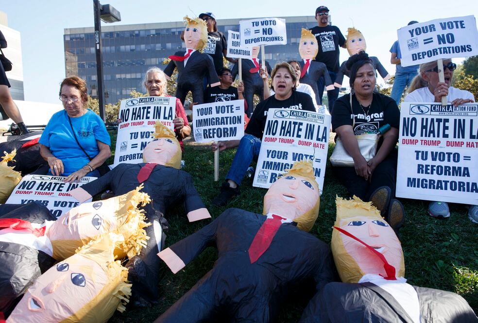Manifestantes gritan consignas junto a piñatas con a figura de Donald Trump durante una campaña para motivar a los latinos a registrarse para votar contra el candidato republicano (Foto: EFE)