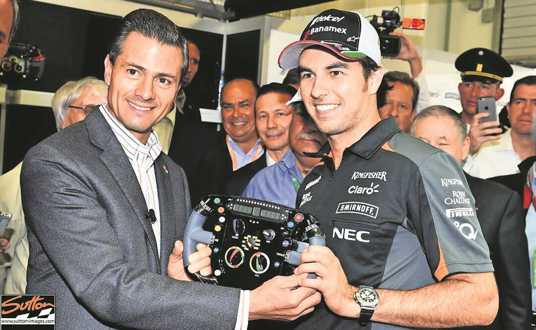Enrique Peña Nieto recibe el volante que le obsequió Sergio Pérez en 2015. Foto: Archivo EL UNIVERSAL 