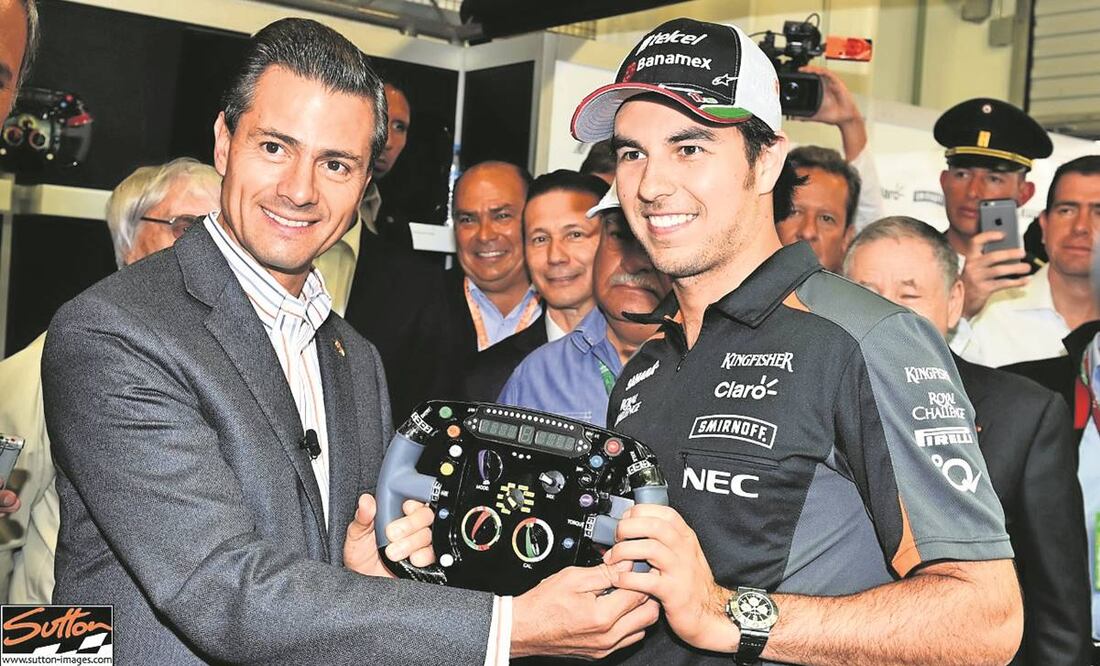 Enrique Peña Nieto recibe el volante que le obsequió Sergio Pérez en 2015. Foto: Archivo EL UNIVERSAL