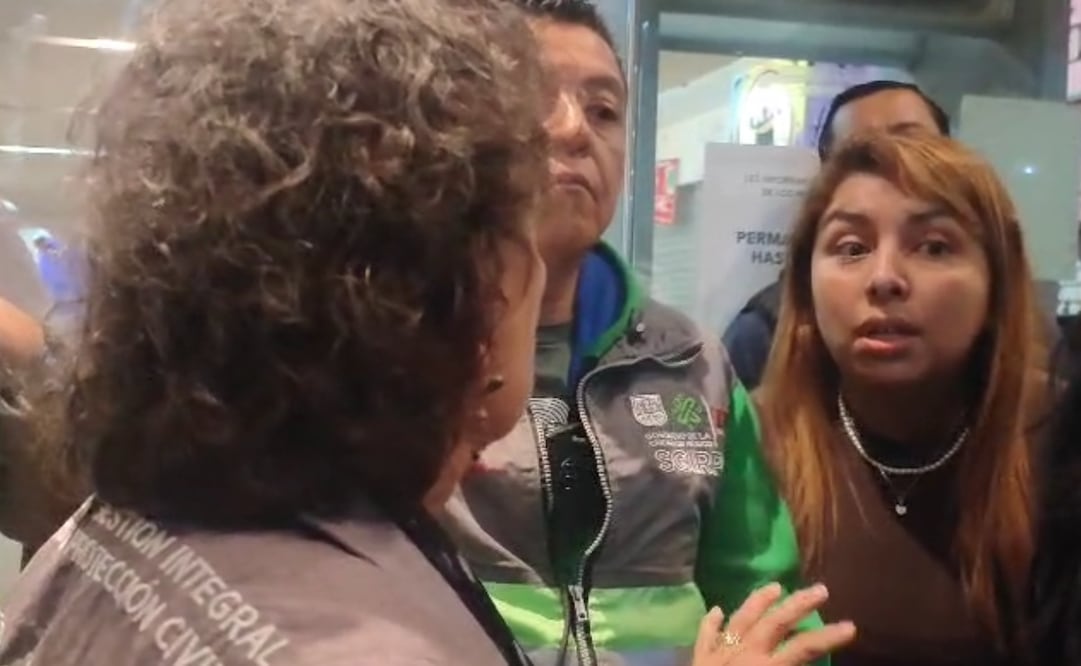 Secretaria de gestión de riesgos es interrumpida por trabajadores en conferencia de prensa; "Mexicanos sin trabajo" exclaman los vendedores de Izazaga. Foto tomada de video de Francisco Rodríguez