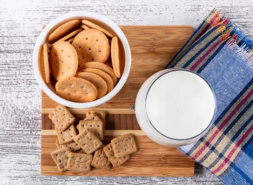 Las galletas pueden transformar al atole en tu bebida favorita. Foto: Freepik