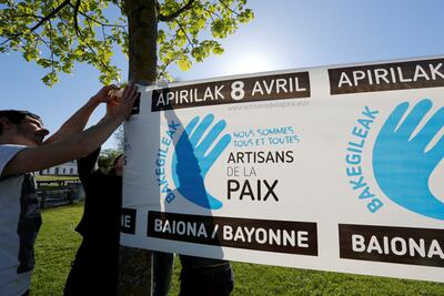 ETA señala doce depósitos de armas a autoridades francesas