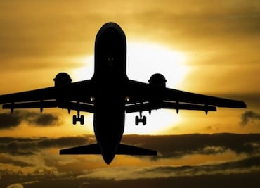 Por qué es mala idea viajar en avión en Navidad