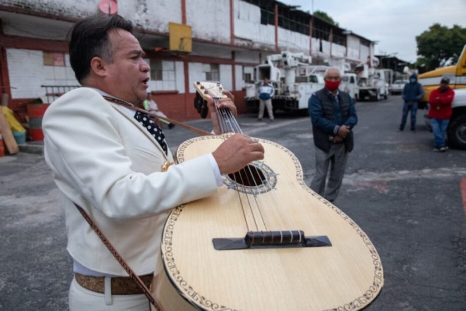 Mariachis recorren colonias de la Cuauhtémoc para cantarle a los vecinos