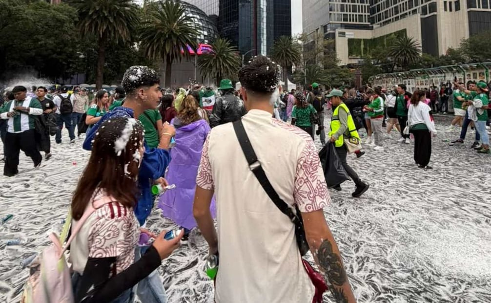 Entre espuma y futbol; la Glorieta del Ahuehuete se tiñe de blanco previo al partido México vs Inglaterra.
Foto: Leonardo Lugo