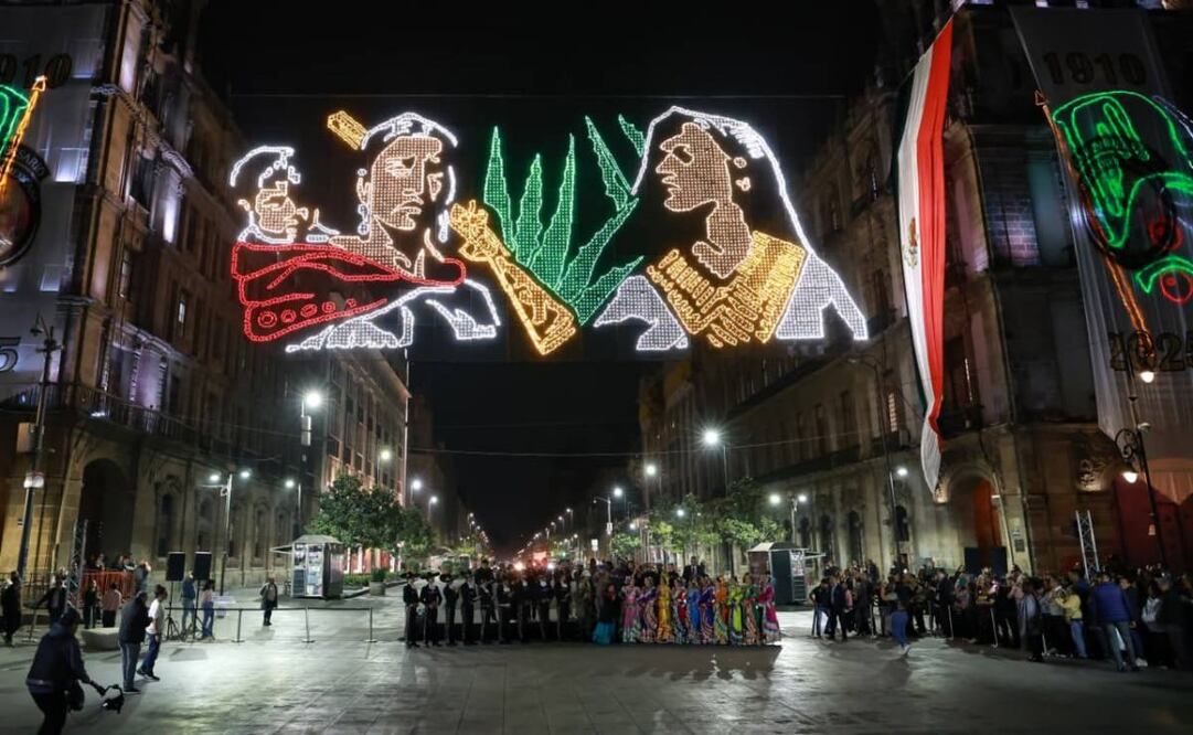 Clara Brugada encabeza iluminación en el Zócalo con figuras en honor a mujeres revolucionarias.
Foto: Fernanda Rojas /El Universal