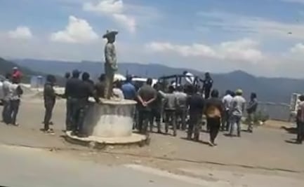 Policías rescatan a dos hombres de ser linchados en Veracruz 