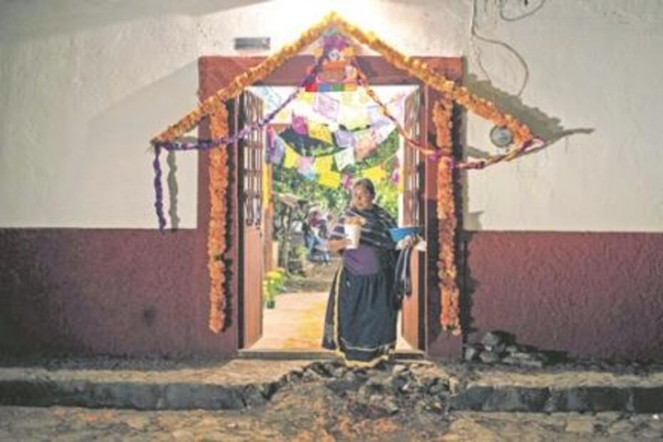 Con coloridos y monumentales altares, honran a sus muertos