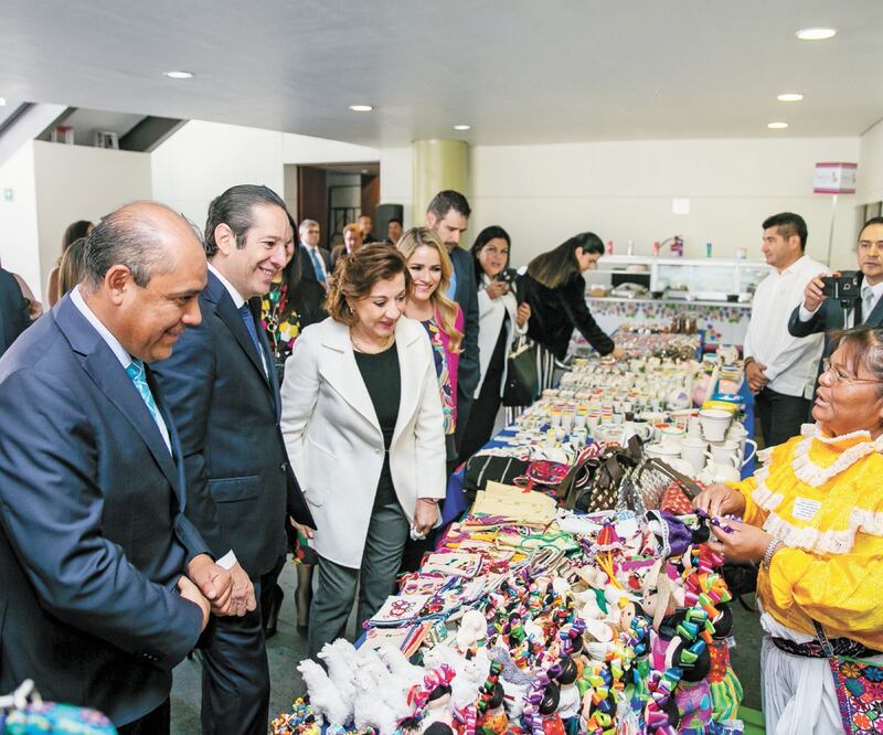 Francisco Domínguez Servién inauguró la muestra artesanal, cultural y gastronómica que Querétaro presenta en el Senado de la República. ESPECIAL