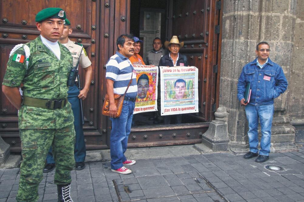 Padres de los 43 se reunieron con el fiscal general y el Presidente, entre otros, durante dos horas en Palacio Nacional. Foto: CARLOS MEJÍA. EL UNIVERSAL