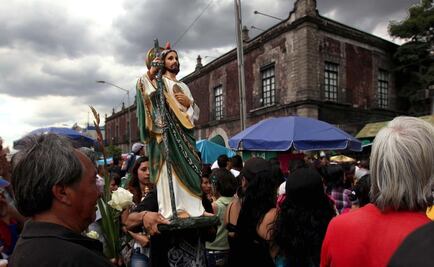 Asistentes a iglesia de San Hipólito complican tránsito en Reforma