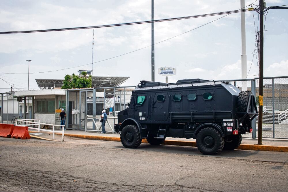 El penal de Santa Martha Acatitla se encuentra resguardado luego de la riña, mientras los familiares de los internos piden informes de la situación. Foto: Gabriel Pano / EL UNIVERSAL